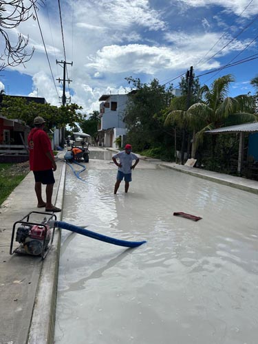 Rápidamente desaguan calles de Holbox luego de tormenta