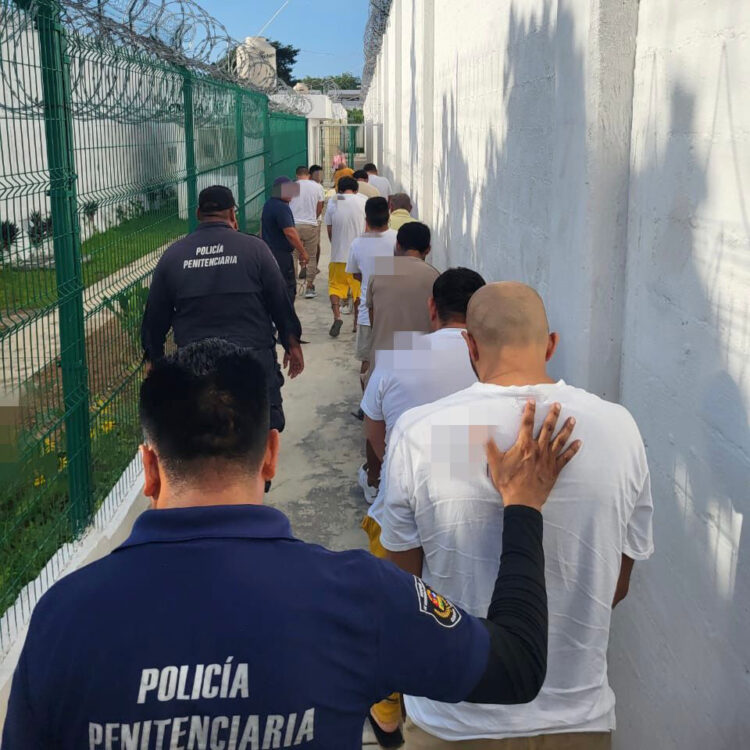 Trasladan a 90 internos del penal de Cancún a Chetumal