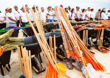 Entregan equipo para mantener limpias las playas de Solidaridad