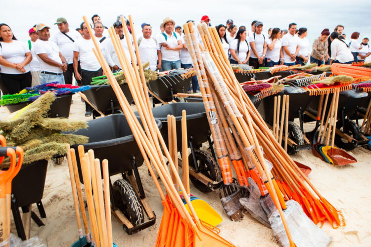 Entregan equipo para mantener limpias las playas de Solidaridad
