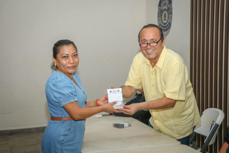 Entregan en Kantunilkín 300 credenciales para identificar a los mototaxistas