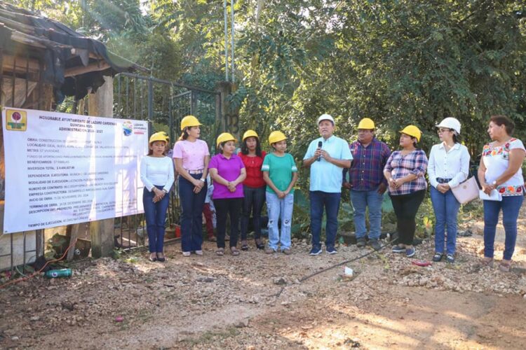 En marcha construcción de baños y viviendas en comunidades de Lázaro Cárdenas