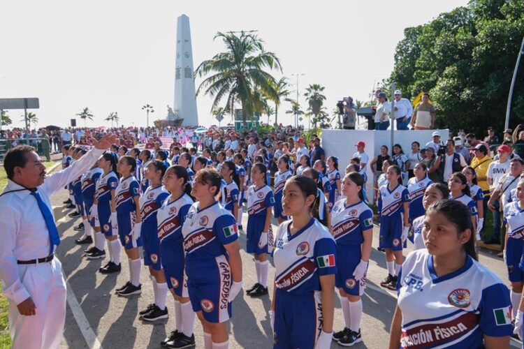 Preside Mara Lezama el desfile por el aniversario de la Revolución Mexicana