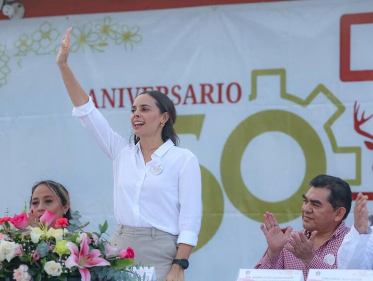 Participa Ana Paty en los festejos por el 50 aniversario de una secundaria