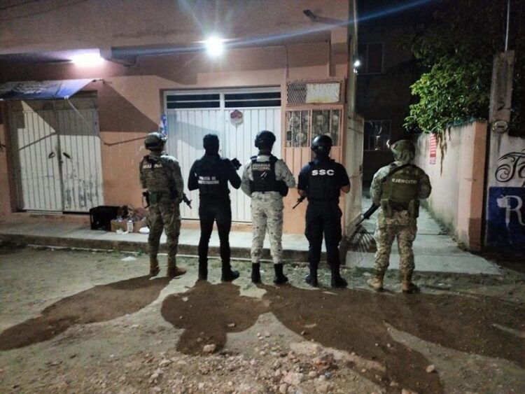 Aseguran en cateo en Bonfil drogas, armas largas y uniformes tácticos