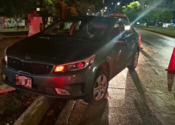 Choca contra guarnición del camellón en Av. Tulum
