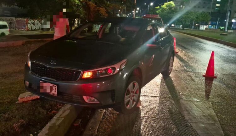 Choca contra guarnición del camellón en Av. Tulum