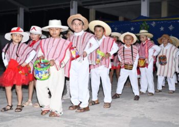 Alegría y colorido en el festival navideño de la primaria José María Morelos y Pavón