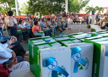 Entrega Mara Lezama 300 kits de zapato ortopédico para pie diabético