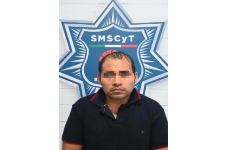 Individuo trata de agredir a policías en un establecimiento