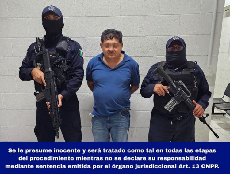 Lo sorprenden haciendo señas obscenas a mujer