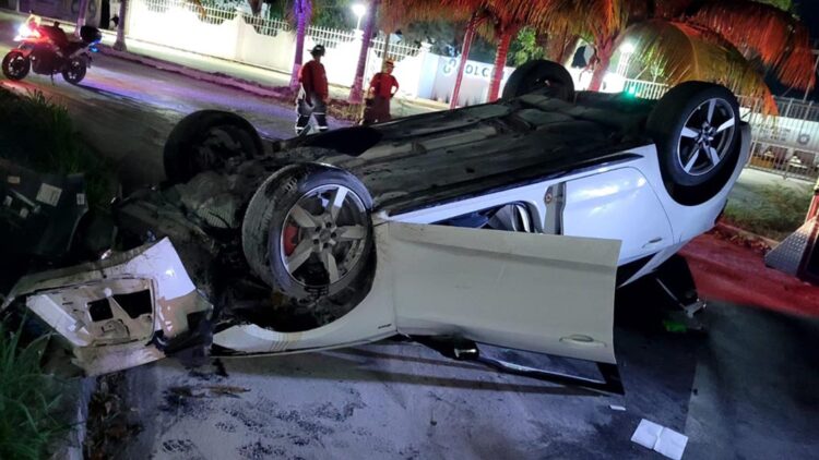 Se reportan dos volcaduras en Cancún esta madrugada