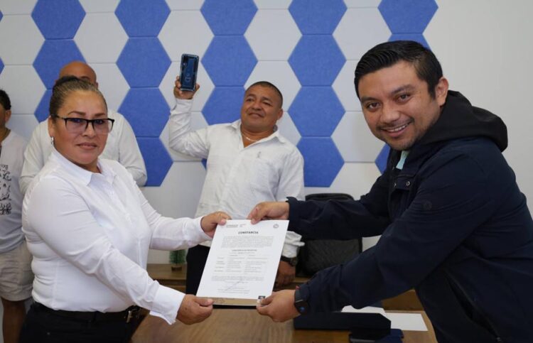 Candidatos a la alcaldía de Puerto Aventuras reciben constancia de participación