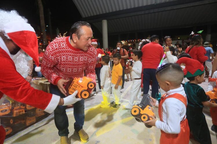 Nivardo Mena y Marisol Escalante encienden la Navidad en Holbox