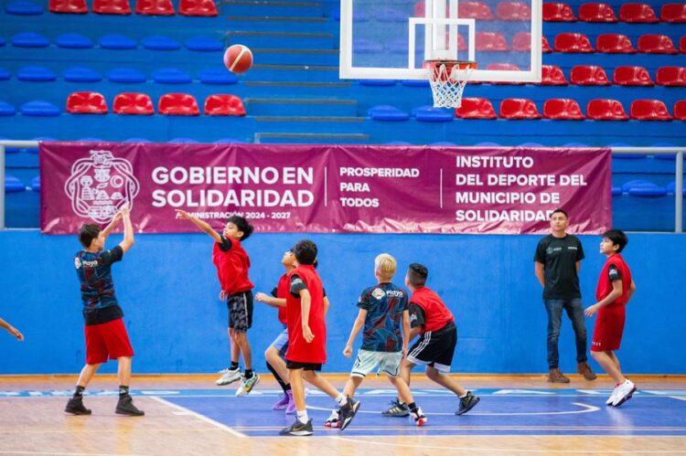 Leyenda del basquetbol, Eduardo Nájera, visita Playa del Carmen y motiva a nuevas generaciones