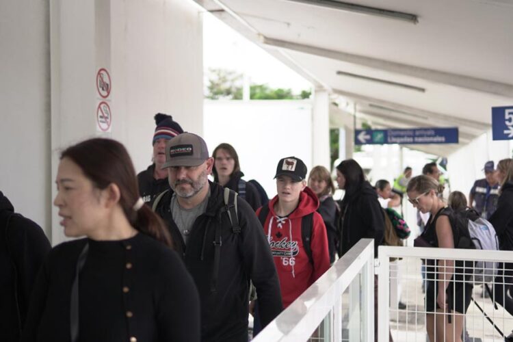 Cozumel recibe a miles de turistas con mariachis, aeropuerto a su máxima capacidad