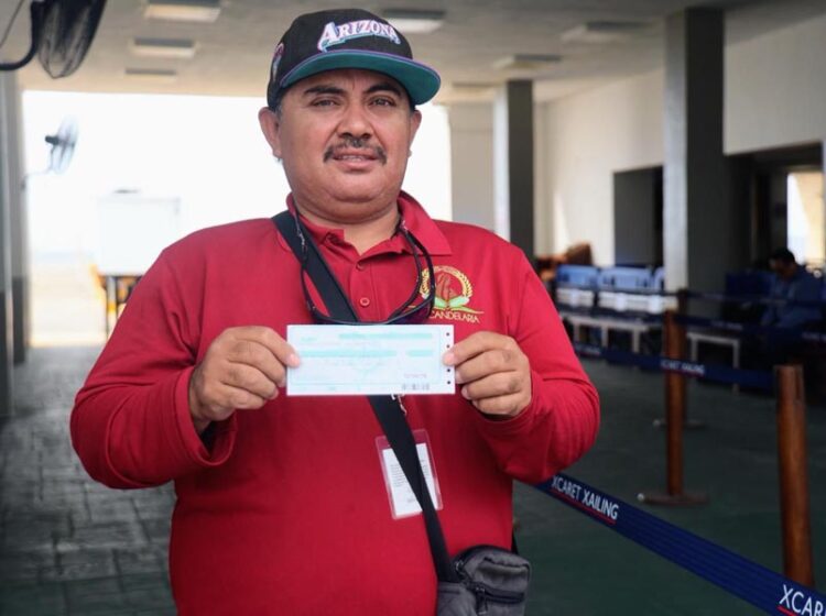 Entrega Atenea a maleteros vales para pavos navideños