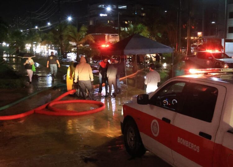 Despliega gobierno municipal brigadas para mitigar afectaciones por lluvias intensas en Cancún