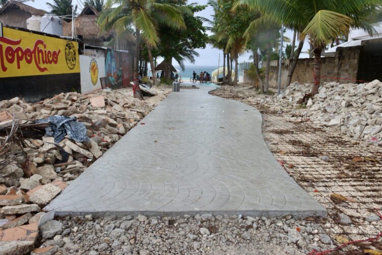 Avanza la rehabilitación de seis accesos a la playa en Puerto Morelos