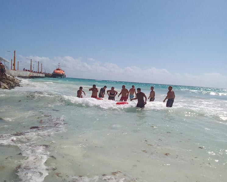 Día de contrastes en Playa del Carmen: Rescates y tragedia en un mismo lugar