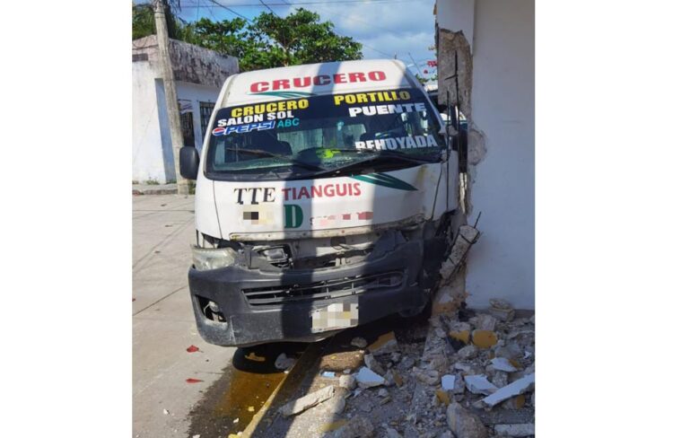 Por no ceder el paso, causa triple colisión