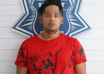 Detienen a sujeto por orinar en la vía pública y agredir a policías en Cancún
