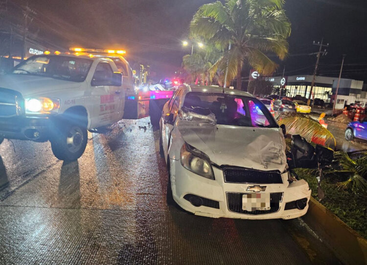 Pierde el control de su auto y causa volcadura