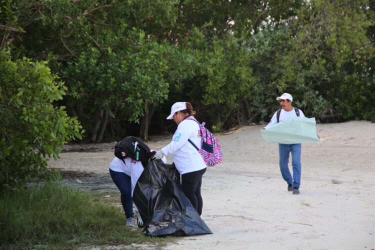 Recolectan más de 280 kg de residuos en brigada de limpieza en Isla Blanca