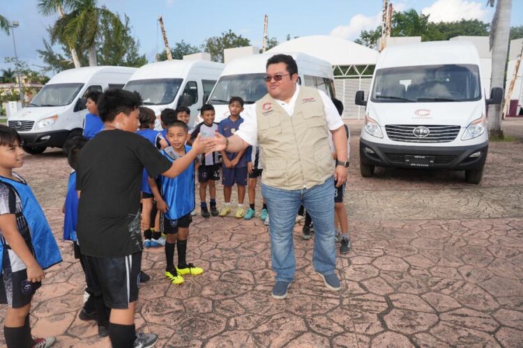 Entregarán camionetas a atletas de Cozumel para traslados en competencias