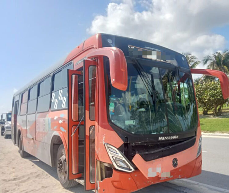 Carambola en el Boulevard Kukulcán deja cuatro vehículos involucrados