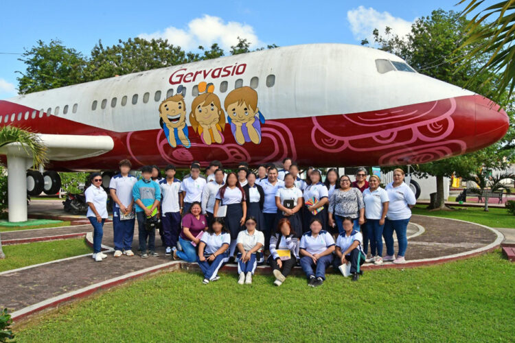 Estudiantes de Cozumel promueven el cuidado ambiental en la feria "El Reciclaje"