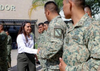 Asisten Mara Lezama y Ana Paty a ceremonia en honor al Ejército