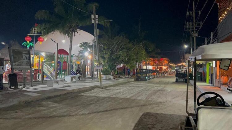 Congratula a holboxeños la reparación de calles de la Isla