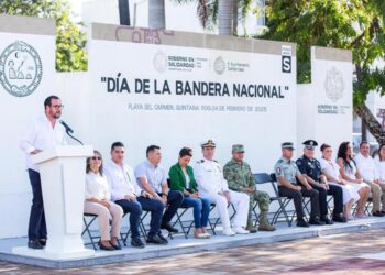 Conmemoran en Playa del Carmen el Día de la Bandera