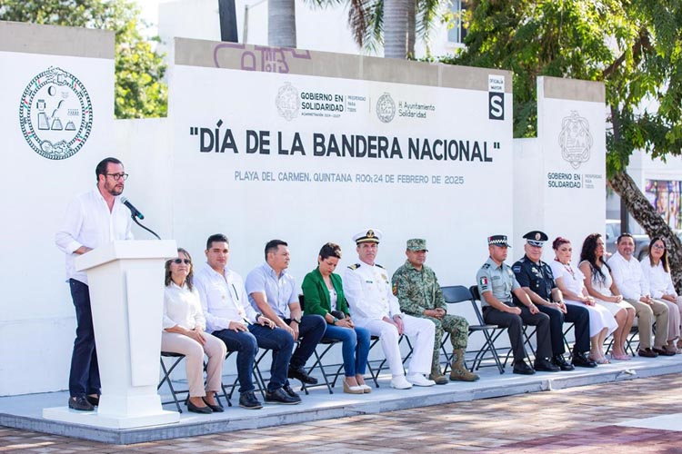 Conmemoran en Playa del Carmen el Día de la Bandera