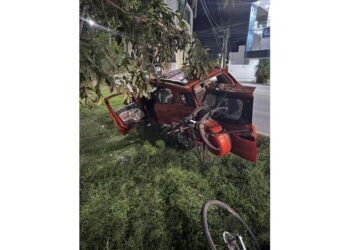 Choca auto contra poste en el camellón de la Huayacán