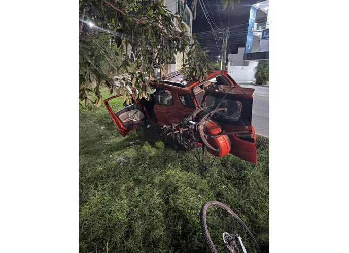 Choca auto contra poste en el camellón de la Huayacán