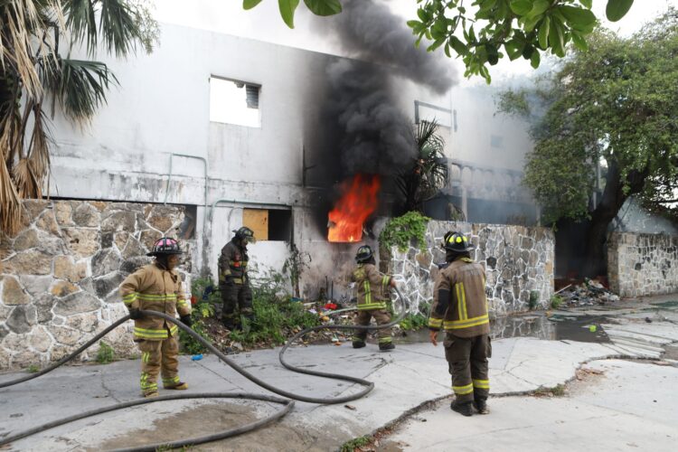 Pirómanos se apoderan del viejo hospital general en el Crucero, provocan 3 incendios en menos de media hora