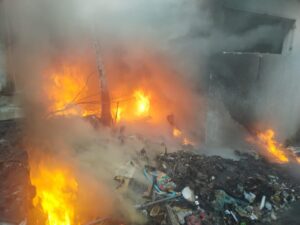 Pirómanos se apoderan del viejo hospital general en el Crucero, provocan 3 incendios en menos de media hora