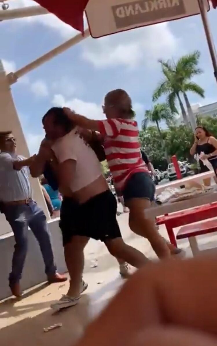 ¡A golpes en plena tienda! Captan pelea en área de comida de Costco Cancún