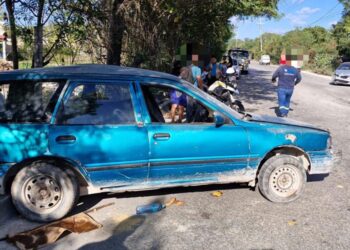 Se estrella al tratar de ganarle el paso a otro vehículo