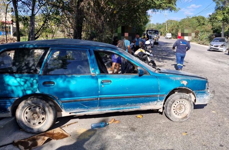 Se estrella al tratar de ganarle el paso a otro vehículo