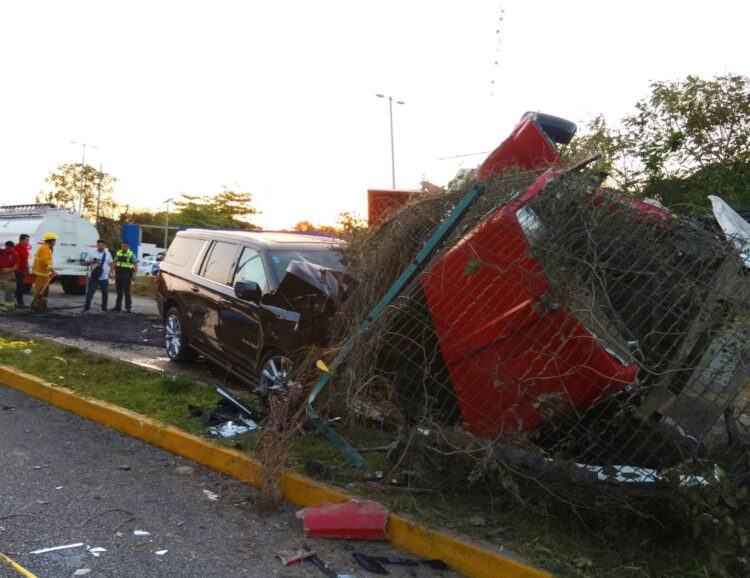 Menor de edad manejaba el volquete accidentado en Puerto Morelos, deja un muerto y 11 heridos