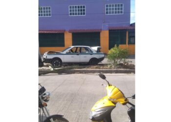 Conductor presuntamente borracho deja rastro de choques en Cancún y huye a pie