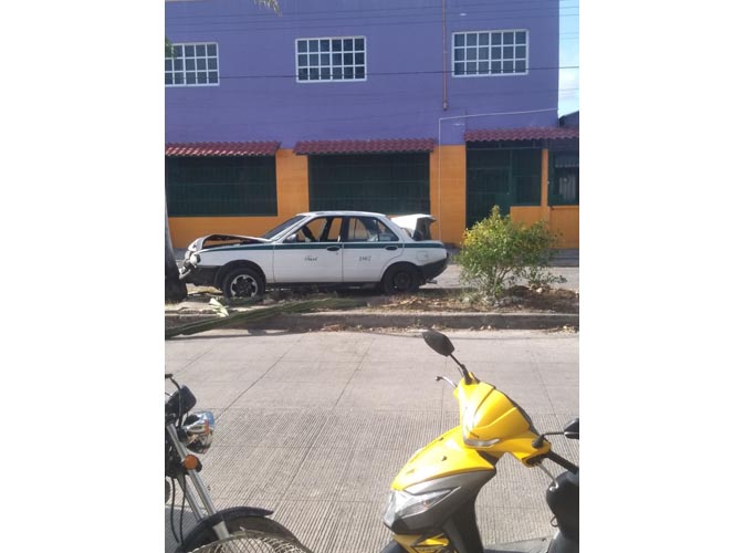 Conductor presuntamente borracho deja rastro de choques en Cancún y huye a pie