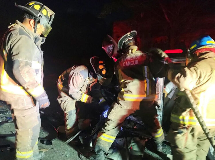 Atiende Bomberos accidente vial en carretera de Gas Auto