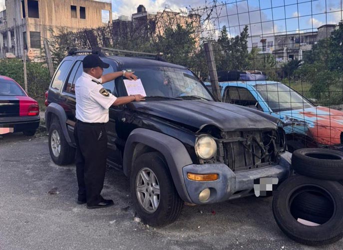 Retiran vehículos abandonados para recuperar espacios públicos y mejorar la seguridad en Cancún