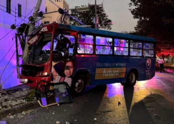 Autobús derriba poste en Cancún y deja varios heridos; trabajador de CFE sufre descarga eléctrica
