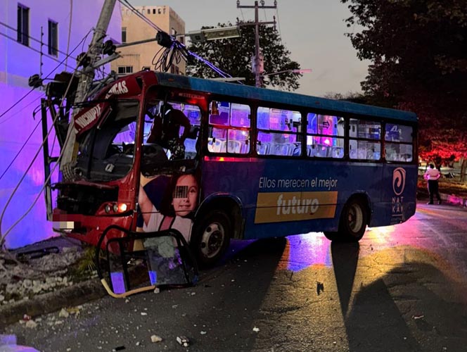 Autobús derriba poste en Cancún y deja varios heridos; trabajador de CFE sufre descarga eléctrica