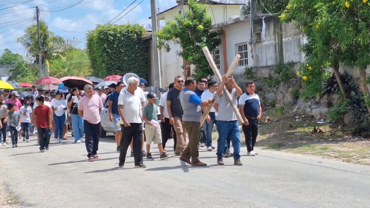 Más de 2,500 personas participan en Viacrucis de Felipe Carrillo Puerto, exhiben reliquia de la Santa Cruz traída desde Roma